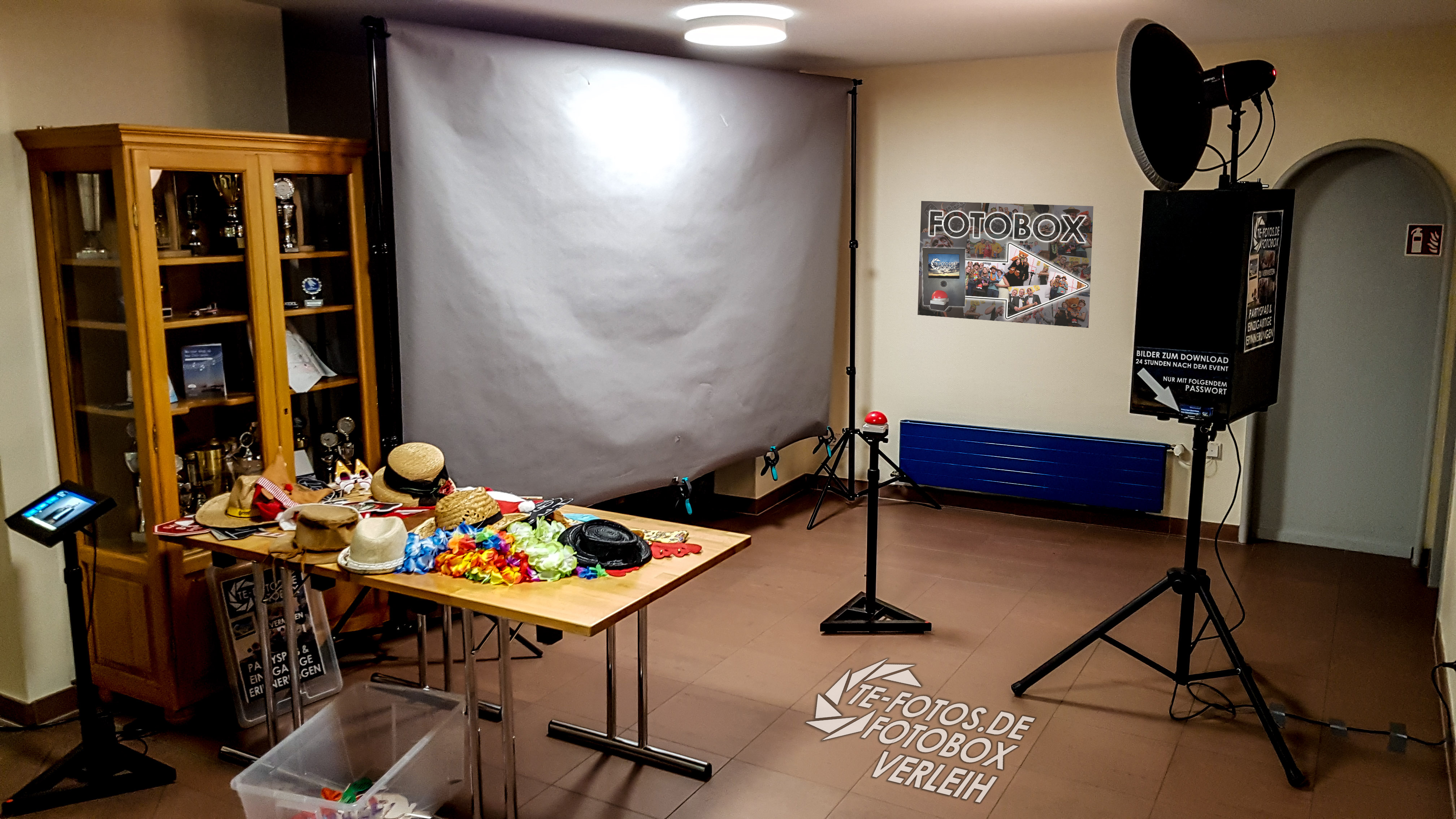 Fotobox Aufbau - Buzzer, Props & Studio Blitz sorgen für einzigartige Erinnerungen Fotobox Aufbau - Buzzer, Props & Studio Blitz sorgen für einzigartige Erinnerungen