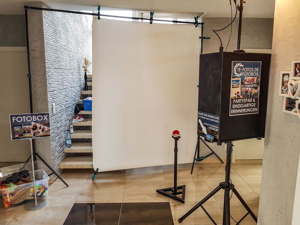 Fotobox Aufbau - Hintergrund, Buzzer & Photobooth mit Blitz Fotobox Aufbau - Hintergrund, Buzzer & Photobooth mit Blitz