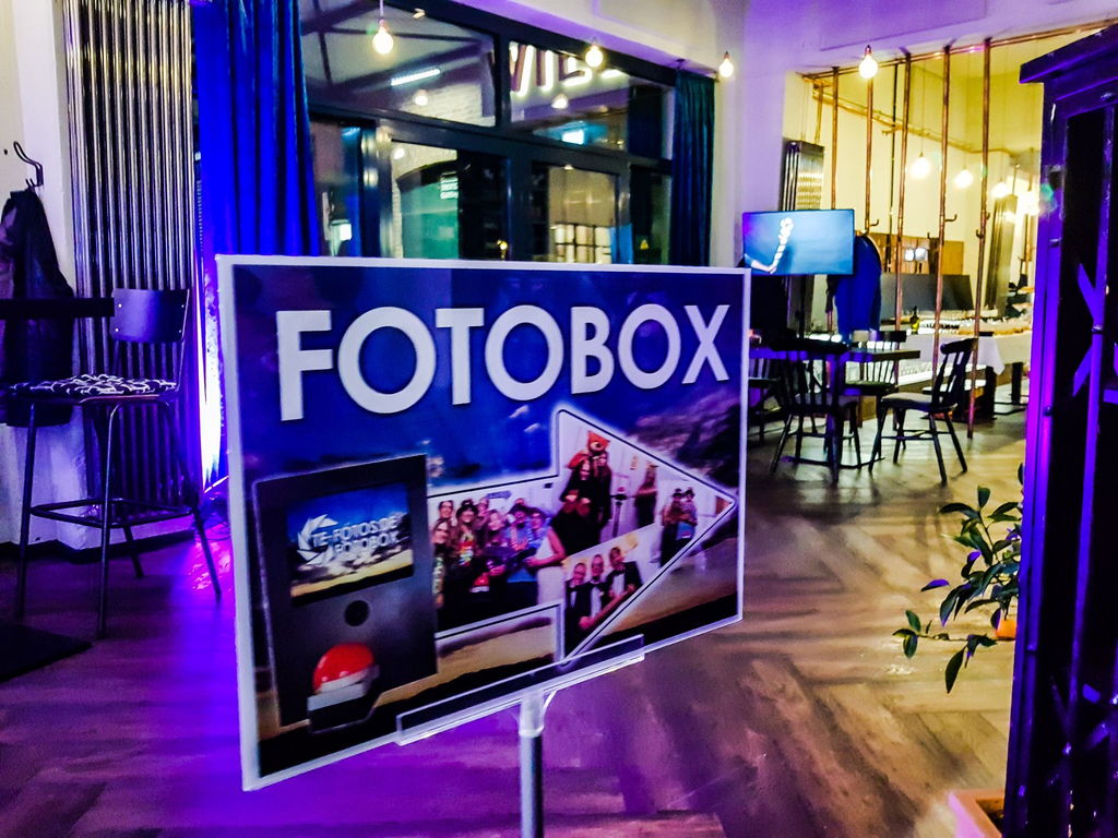 Fotobox Aufbau - Hintergrund, Buzzer & Photobooth mit Blitz