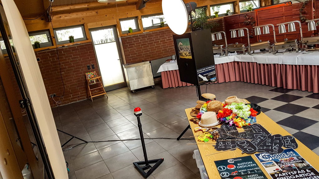 Fotobox Aufbau - Buzzer, Props & Studio Blitz sorgen für einzigartige Erinnerungen Fotobox Aufbau - Buzzer, Props & Studio Blitz sorgen für einzigartige Erinnerungen