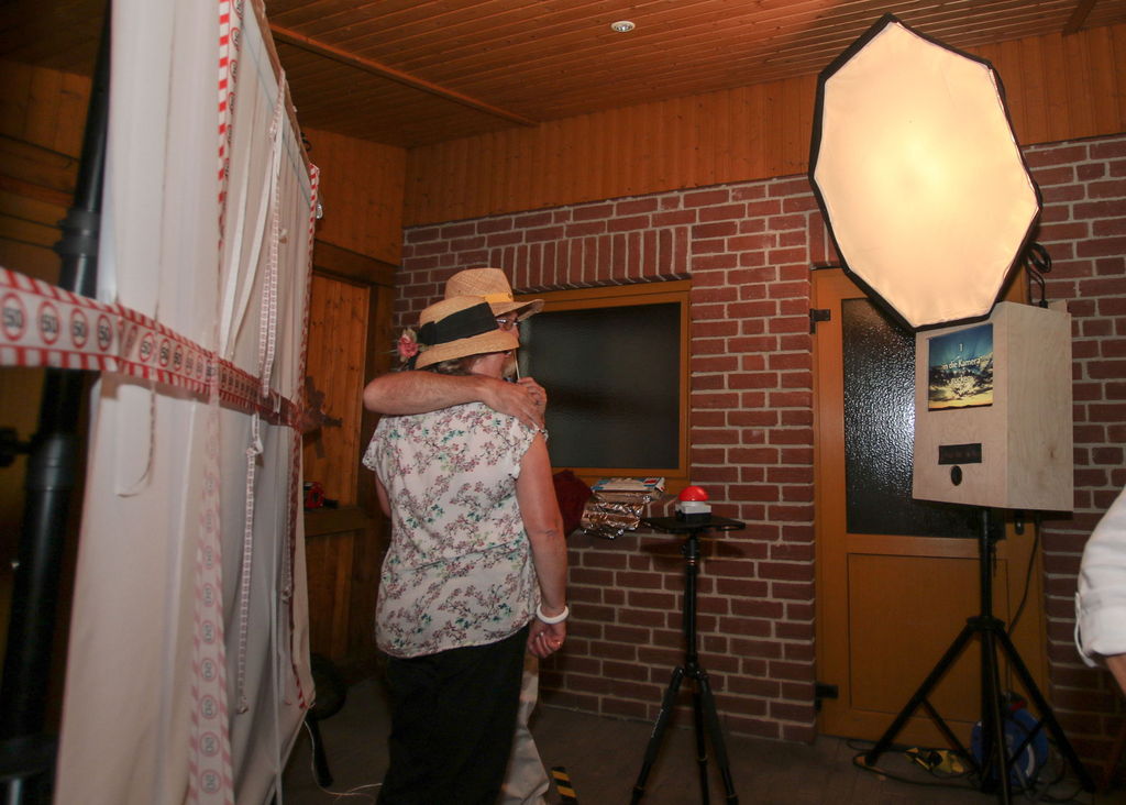 Fotobox Aufbau - Hintergrund, Buzzer & Photobooth mit Blitz Fotobox Aufbau - Hintergrund, Buzzer & Photobooth mit Blitz