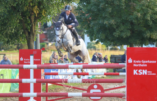 S* Springprüfung beim Reitturnier Bodenfelde