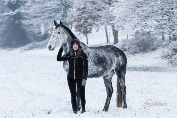 Pferdefotografie - Portraitfotos von Pferd und Reiter im Schnee