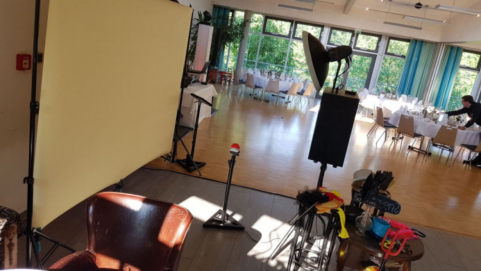 Fotobox Aufbau - Buzzer, Props & Studio Blitz sorgen für einzigartige Erinnerungen