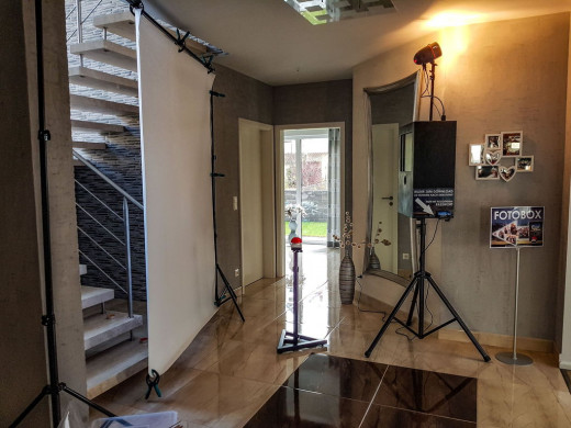 Fotobox Aufbau - Hintergrund, Buzzer & Photobooth mit Blitz