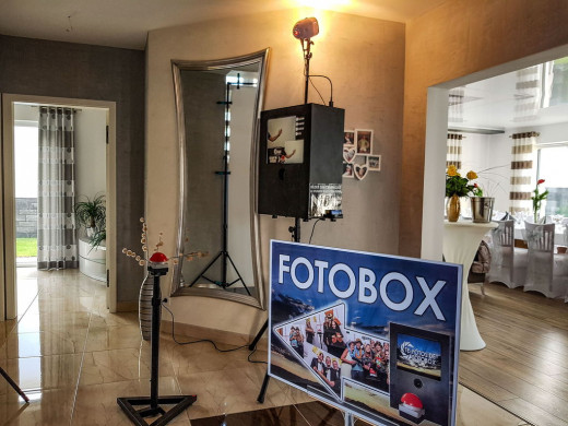 Fotobox Aufbau - Hintergrund, Buzzer & Photobooth mit Blitz