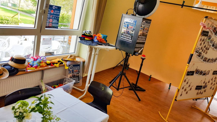 Fotobox Aufbau - Buzzer, Props & Studio Blitz sorgen für einzigartige Erinnerungen