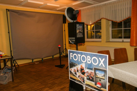 Fotobox Aufbau - Buzzer, Props & Studio Blitz sorgen für einzigartige Erinnerungen