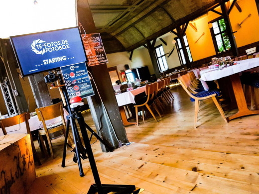 Fotobox Aufbau - Hintergrund, Buzzer & Photobooth mit Blitz
