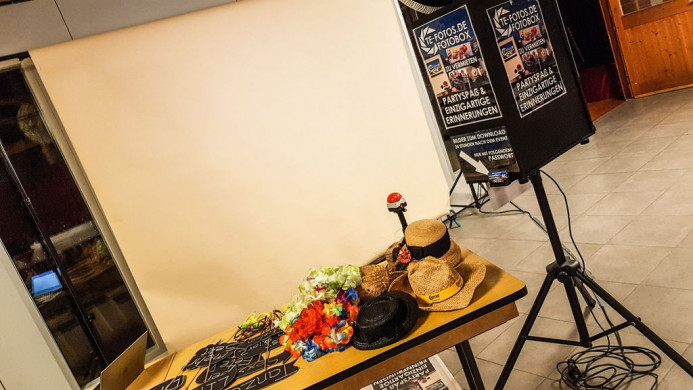 Fotobox Aufbau - Hintergrund, Buzzer & Photobooth mit Blitz