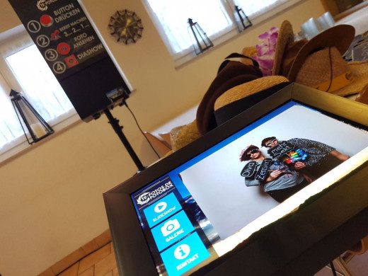 Fotobox Aufbau - Hintergrund, Buzzer & Photobooth mit Blitz