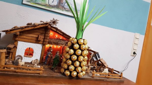 Geschenkidee gesucht? Ananas aus Sektflasche und Rocher DIY